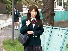 学校的女孩穿着尿布