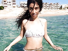 Sissi plays with her cooch underwater in Sharm el Sheikh - DOLLSCULT