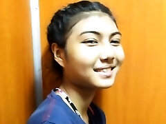 тайский ангел делает ей превосходно хорошо, чтобы парень кончил