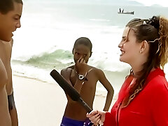 junge brown-haired besorgt es sich mit ihrem dildo am badesee