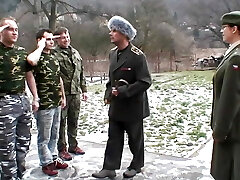 групповуха для горячей брюнетки, жаждущей секса и горячей спермы в
