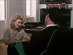 secretaria rubia caliente le da la cabeza a su guapo jefe