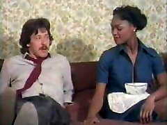 Nero cameriera offre un servizio aggiuntivo Nero cameriera offre un servizio aggiuntivo