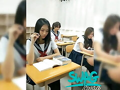 एशियाई छात्रा के साथ शरारत; उसने नोटिस किया कि मैं उसके शरीर पर आया था-एशियाई शौकिया