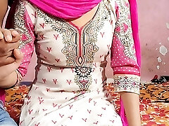 पंजाबी लडकी ने सलवार पहानकर अपने यार से चुडवाई