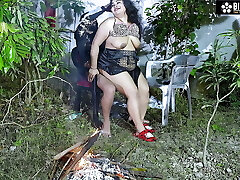 मोती और बड़े दुधवाली सौतेली मां को बागीचे में रात को लेजकर सौतेले बेते ने घापा घप चूड़ा और मुह में गिर डाला