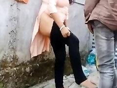 लंबे समय के बाद विश्वविद्यालय के पीछे की ओर विश्वविद्यालय के दोस्त के साथ मिलने और मज़ा आ रहा है