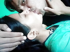 सींग का बना हुआ प्रेमिका चुंबन इतना प्यारा प्रेमी के साथ और स्तन चूसने