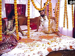 DESI DULHAN KI PAHALI SUHAGRAAT PATI KO SULAKAR APNE Bf KE SATH KIA CHODON CHUDAI ( HINDI AUDIO )