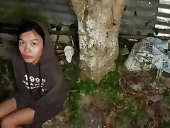 ढूँढना, खिला, हजामत बनाने का काम और कमबख्त गरीब सड़क लड़की के बीच से कचरा