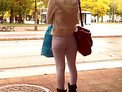 एशियाई ट्रेन रोक लड़की लूट पर कब्जा