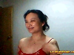 Mimi from China plays and displays on webcam