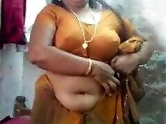Cheating desi chubby aunty in saree disrobe for boyfriend 