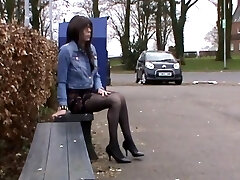 Mooie crossdresser heerlijke gerokte billen loopt buiten