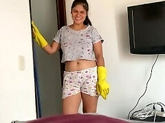 Empleada chupa mi polla por dinero