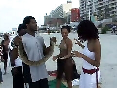 Picking up femmes at the beach to bang them later evening