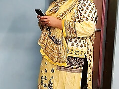 35 Yr Old (Ayesha Bhabhi) bakaya paisa lene aye the, paise ke badle padose se kiya Choda Chudi, Hindi Audio - Pakistan