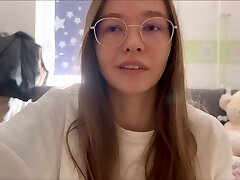 TEEN HARDCORE FINGER FUCKS HERSELF! Bust!
