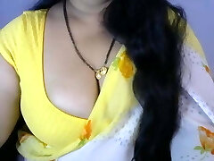 Indian babe in saree unsheathes her big tits