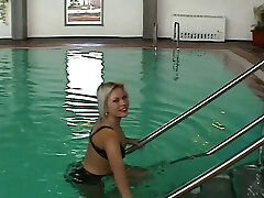 Notgeile steckt sich alles im Spa Motel in die Fotze was sie findet