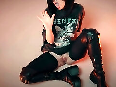 Hot emo girl with super-sexy stockings gets fucked with a black dildo that pours her with cum