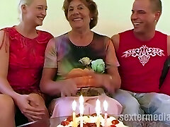 Paar hat Intercourse mit reifer Omafotze