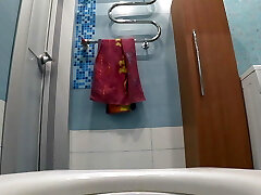 Mature hairy cunny pisses on the toilet, the camera is watching her. Xxl ass, poon, asshole close-up. Milf urinates.