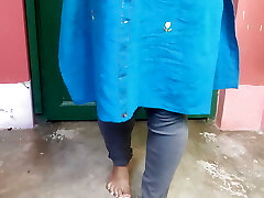 Indian bhabi fully Naked walk on the floor and showing her big ass and mouth-watering slit