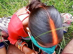 Gav me jakar ladaki ne pon se jungal me apane hi yaar ko bulakar chodayi ke