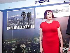 Hot mature enjoy younger neighbor knob