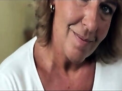 Messy mature slut goes crazy rubbing