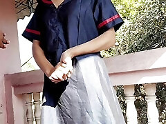 Gav se ahi hu hi ladaki ko bahar lekar uske chief ne chod diya