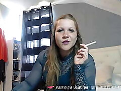 Vends-ta-culotte - Abjection par dominatrice fran&ccedil_aise pour dominance financi&egrave_re, elle fume une ciggy et te remet en lace en te demandant de raquer, money gimp - Ma&icirc_tresse AnnaFalcone