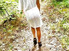 Married MILF lagged behind the tourist group and wanted to be fucked right on the forest path.