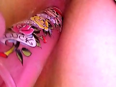 瑞典的女孩与她的湿猫