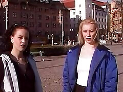 zwei heiße blonde und brünette küken lutschen und ficken einen langen schwanz