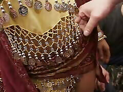chica india obtiene grandes tetas amasadas por dos chicos y luego las frota en sus pollas duras