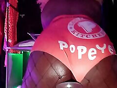 popeye&039;s kassierer wird pornostar - ebenholzschlampe reitet fickmaschine