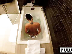jezebelle bond filmt sich beim baden