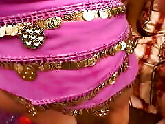 une indienne aux gros seins peut gérer cinq bites impatientes sur le canapé