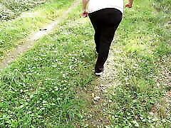 schiaffi le sue tette mentre trekking nudo