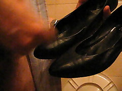 Shoejob with black dona jose used pumps Shoejob with black dona jose used pumps