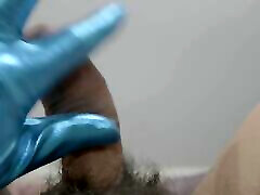 sanfter handjob mit cyanfarbenen handschuhen