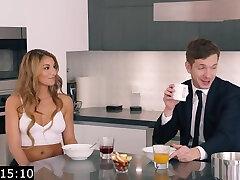 lana rhoades et moka mora dans une vidéo de sexe folle blonde fantastique, cest incroyable