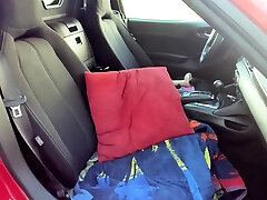 blondine mit geschwollenen brustwarzen im freien