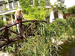 nana blonde avec de beaux seins se fait doigter la chatte et se fait baiser sur le canapé
