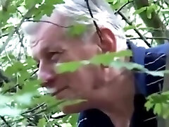 vieux maria belkucci dans la forêt