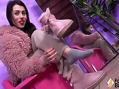 Stunning Petra Takes Off Her Ugg Boots And Seduces You With Her Feet Stunning Petra Takes Off Her Ugg Boots And Seduces You With Her Feet