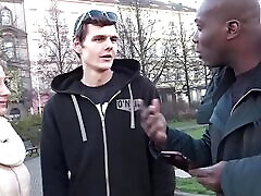 ich przygoda ze zwiedzaniem prowadzi ich do czarnego mężczyzny i jego ogromnego wału