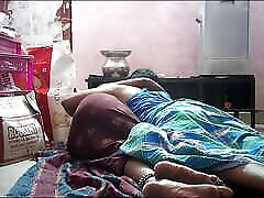 femme indienne sembrassant et seins pressants
